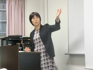 講義する西岡加名恵教授